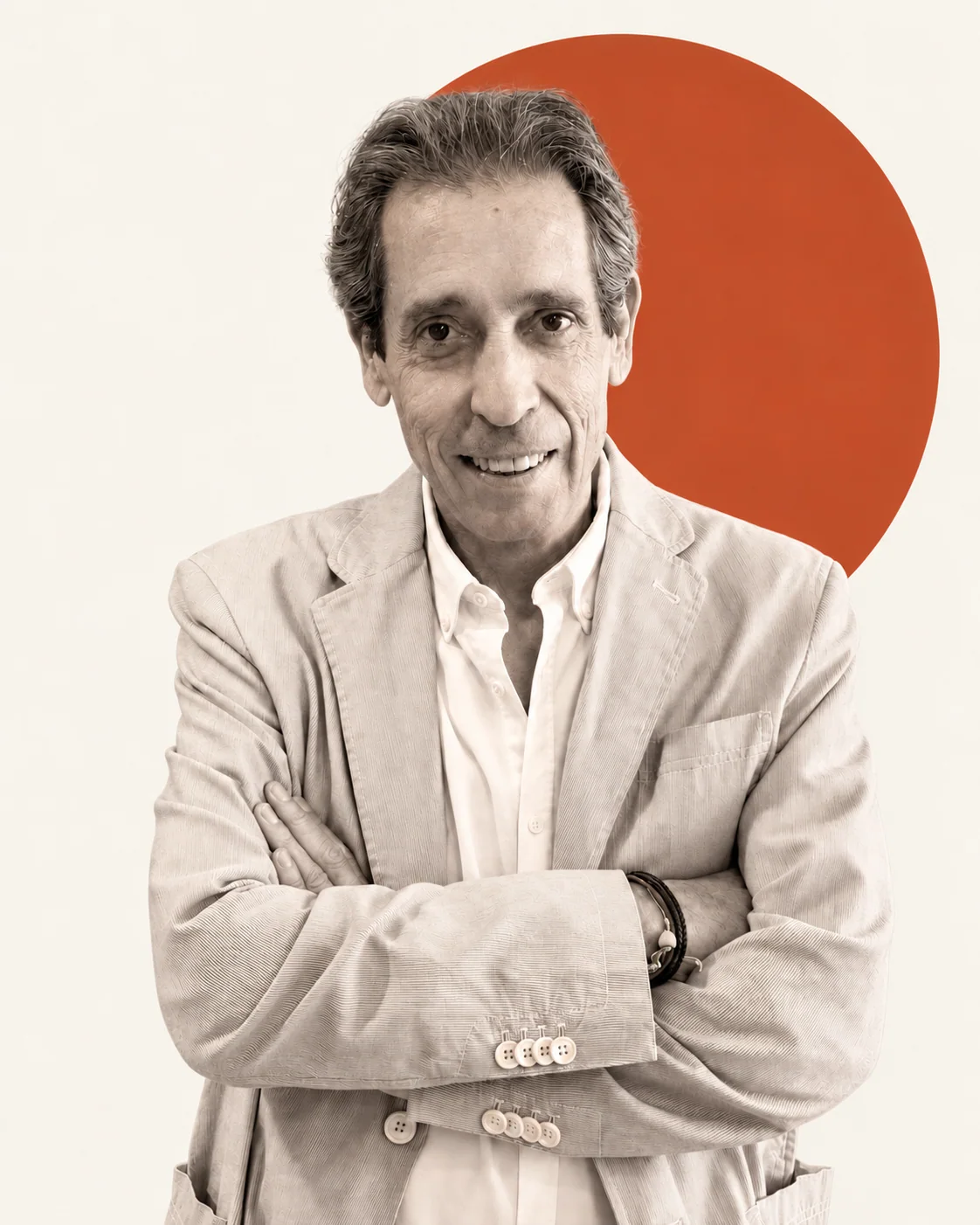 Retrato de Pedro Montañés, con los brazos cruzados y una sonrisa.